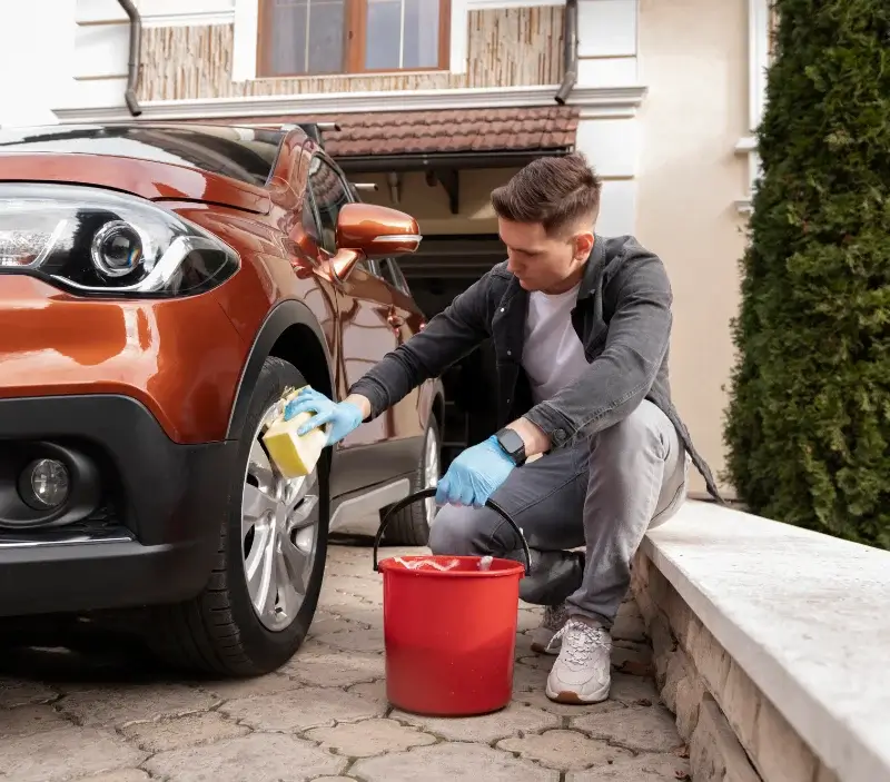 Lavage auto à domicile Radepont : professionnel intervenant sur un véhicule